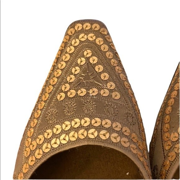 Classy Liz Claiborne Sling-Back heels. Gold, Satin and Sequin details.  Size 7.5 - Picture 2 of 7